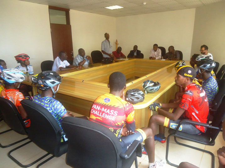 Ubuyobozi bw'akarere n'ubw'ikipe bahuye bishimira instinzi ya Tour du Rwanda yatashye by'umwihariko mu Karere ka Rwamagana. 