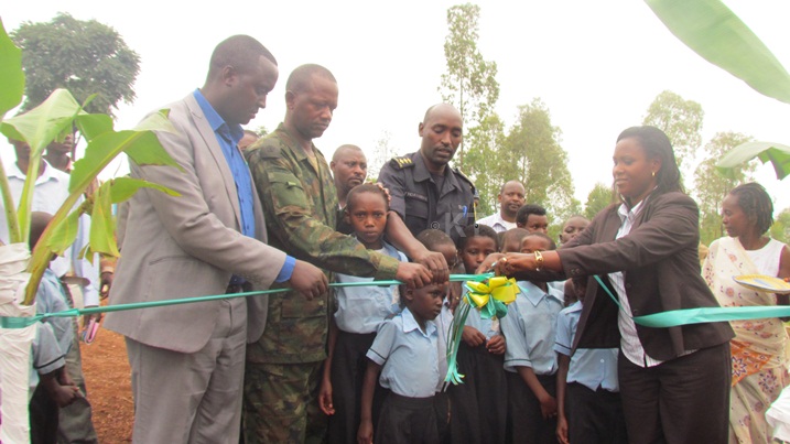 Umuyobozi Wungirije w'Akarere ka Ngoma, Kirenga Providence (iburyo) mu gikorwa cyo gutaha ku mugaragaro aya mashuri.