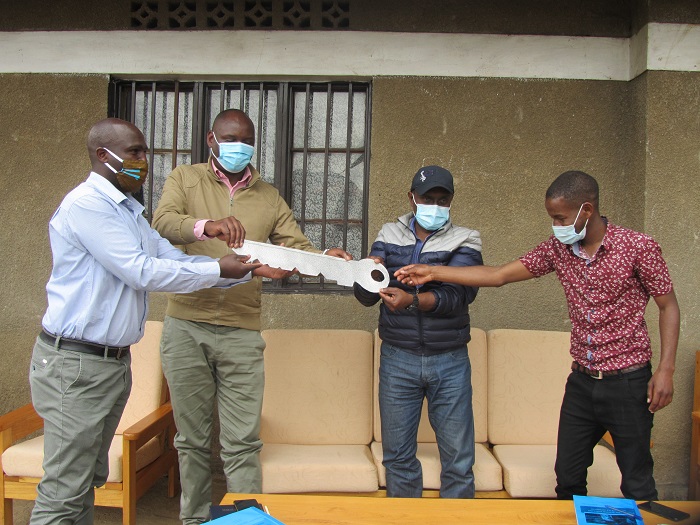 Ubuyobozi bw'akarere n'uruganda bahana ibimenyetso by'amazi