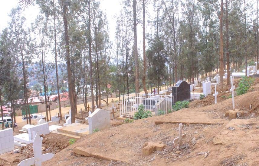 Ubuyobozi bw'Umurenge wa Nyamirambo buvuga ko ibikorwa byo gushyingura mu irimbi rya Nyamirambo byari bimaze kugera mu mbago z'umuhanda 