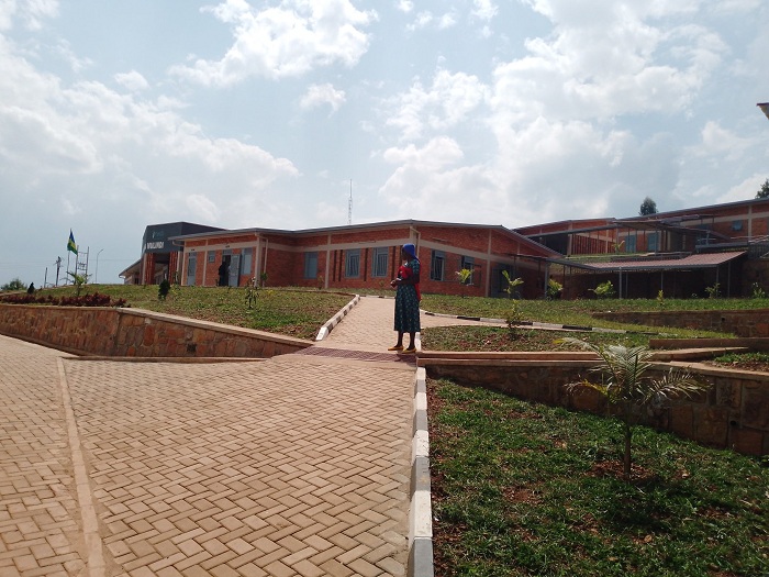 Abaturage bavuga ko batakirembera mu rugo