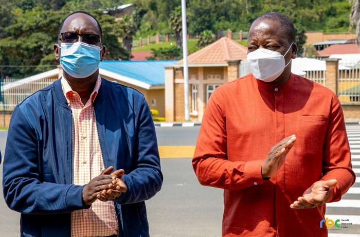 Minisitiri Ngamije (ibumoso) Minisitiri Kagwe, bashimye ibikorwa by'abajyanama b'ubuzima