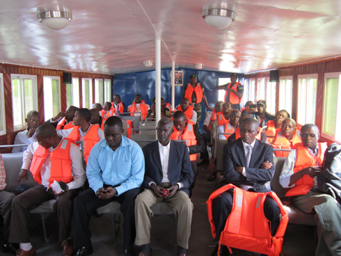 Uko ubwato bumeze imbere. Bufite imyanya y