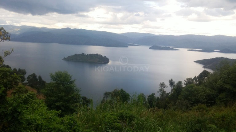 Abaturage bajyaga bajya gusengera kuri iki kiyaga cya Burera bahamagariwe kubireka nyuma yuko bamwe bagiyeyo bakagwa mu kiyaga bamwe bakahasiga ubuzima 