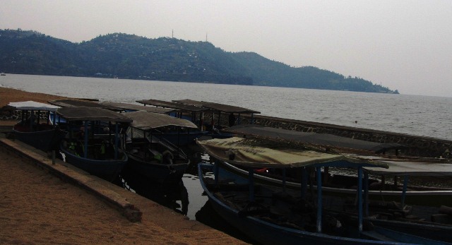 Ubwato bwatwaraga abagenzi ntibukibona abo butwara