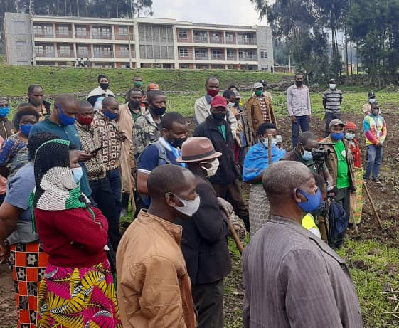 Abaturage bagiriwe inama zo gufata neza ubwo bwatsi burimo guterwa