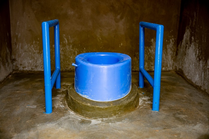 Umubyeyi ufite ubumuga bw'ingingo yubakiwe ubwiherero bumufasha bijyanye n'ubumuga bwe