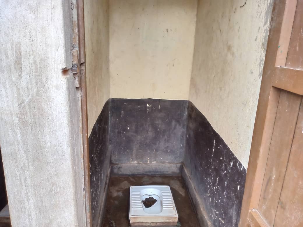 Ubwiherero bufunguye buranengwa ko bukwirakwiza umwanda n'indwara