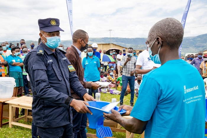 Abaturage batishoboye bahawe ubwiherero bwifunga mu gihe bumaze gukoreshwa