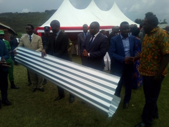 Aya mabati yashyikirijwe abatagiraga ubwiherero kugira ngo bace ukubiri n'iki kibazo