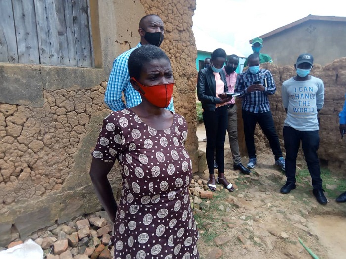 Uyu mubyeyi uba mu nzu acumbikiwemo yubakiwe ubwiherero kuko nta bushobozi yari afite