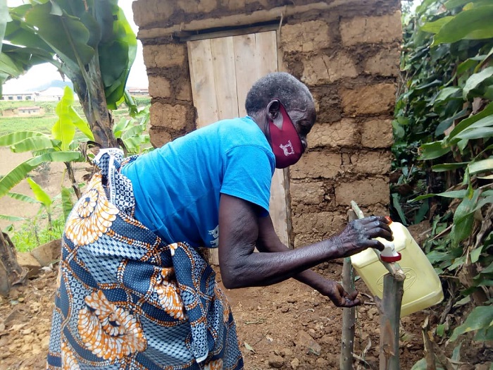 Umukecuru w'imyaka 85 utagiraga ubwiherero avuga ko yajyaga kwituma anyagirwa cyangwa yihishe kuko ubwo yari afite butari busakaye