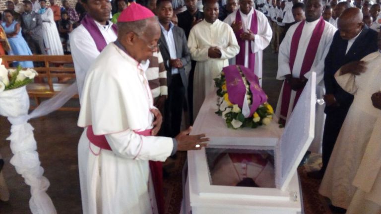 Ubwo basezeraga kuri nyakwigendera Musenyeri Ngirabanyiginya