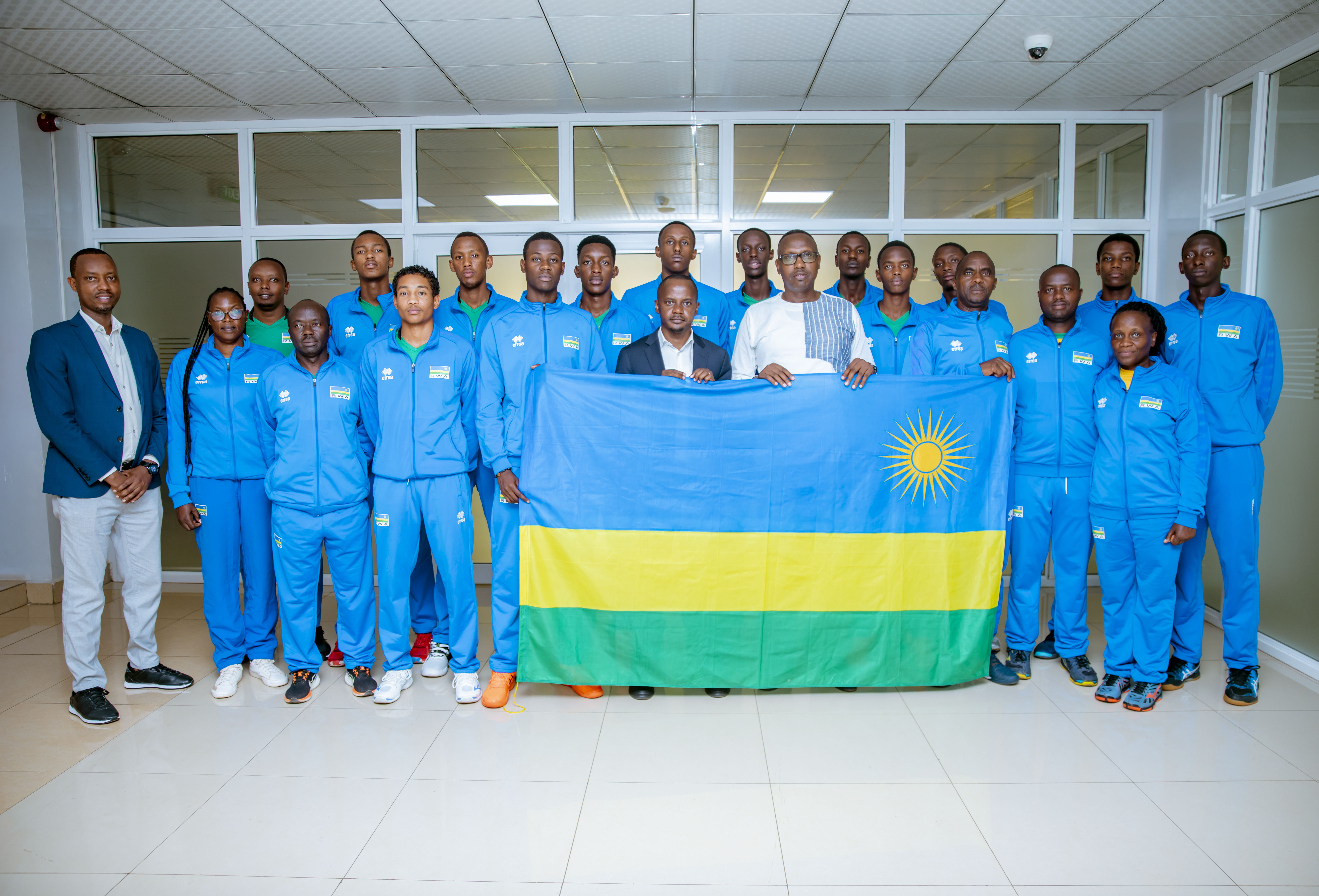 Ubwo bashyikirizwaga ibendera