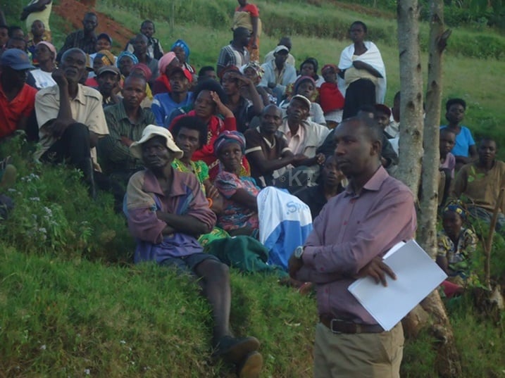 Umuyobozi w'Akarere ka Ruhango, Mbabazi Francois Xavier, yumvaga ibibazo by'impande zombi. Ifoto: Eric Muvara/Kigali Today.
