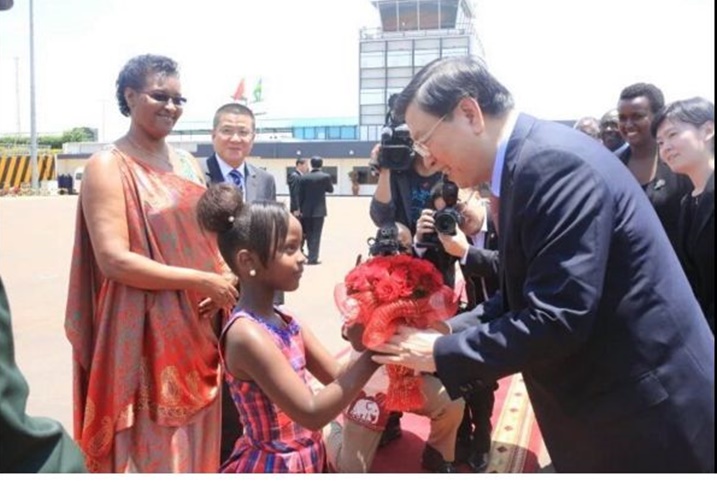 Aha, Zhang Dejiang yakirwaga ku Kibuga cy'Indege Mpuzamahanga cya Kigali.