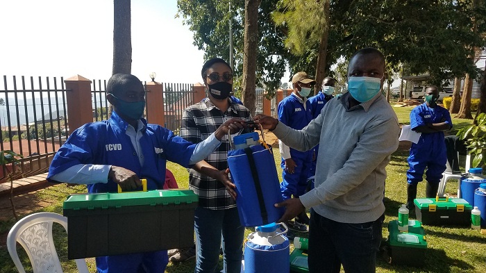 Ibikoresho bizifashishwa mu gutera intanga byashyikirijwe abashinzwe ubuvuzi bw'amatungo, aho byitezweho kuzongera umukamo