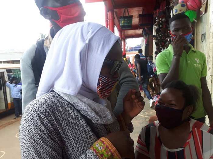 Abari n'abategarugori basigaye bambara udupfukamunwa, bigatuma batagura ibyo kwisiga mu maso