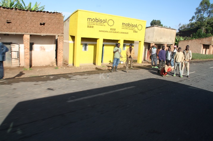 Sa moya za mugitondo bari bahageze bategereje ko amagare ahanyura.