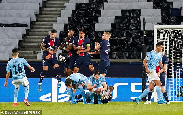 Umupira waciye hagati y'abakinnyi ba PSG