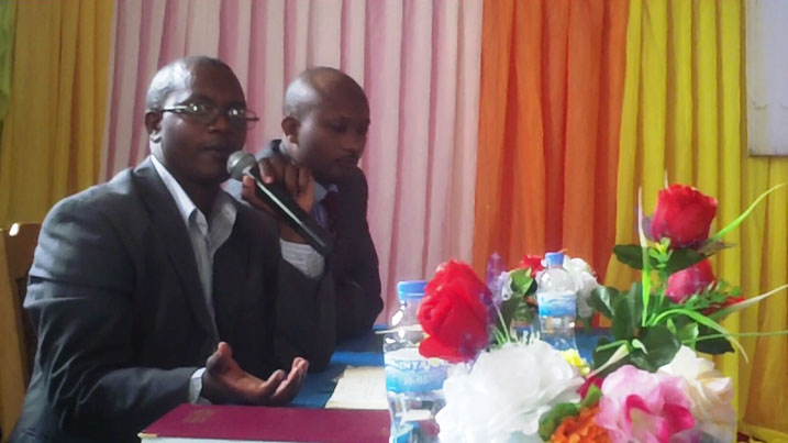 Umuyobozi w'akarere ka Muhanga wungirije ushinzwe ubukungu n'iterambere (ufite micro) asobanura uko umujyi wa Muhanga ugiye kuvugururwa.