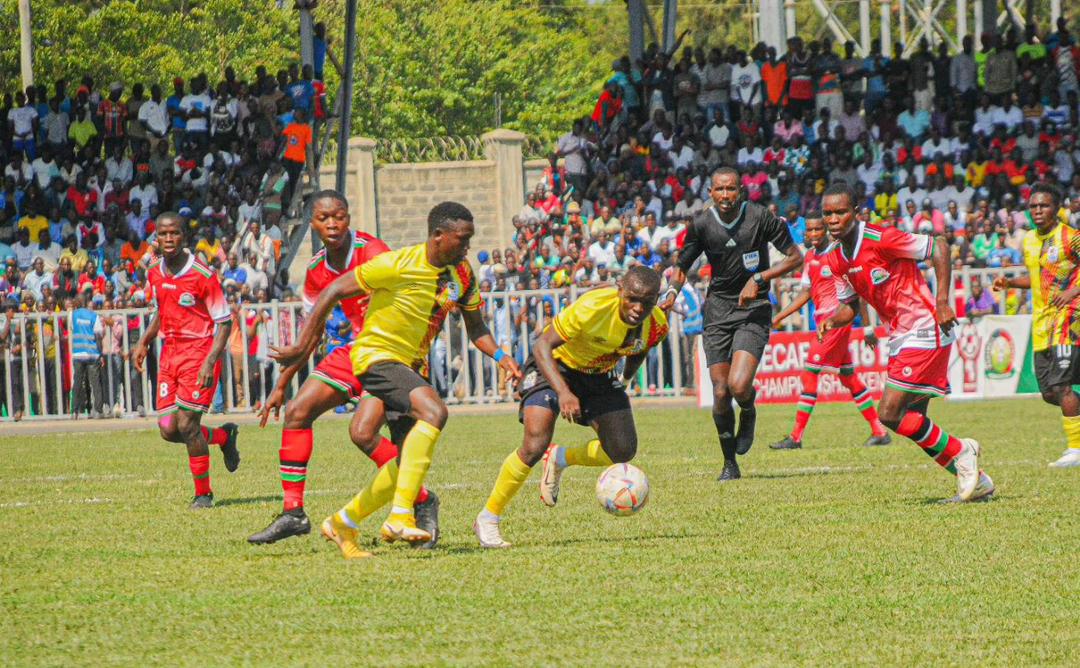 Uganda (yambaye umuhondo) ubwo yakinaga na Kenya (yambaye umutuku)