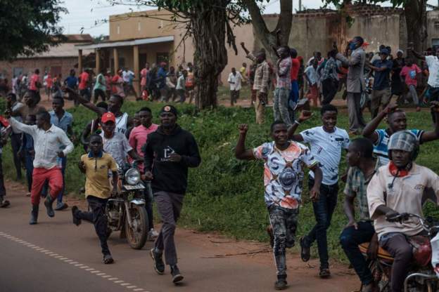 Abanya-Uganda bamaze iminsi bari mu nkundura yo gushyigikira abakandida batandukanye bahatanira kuyobora igihugu