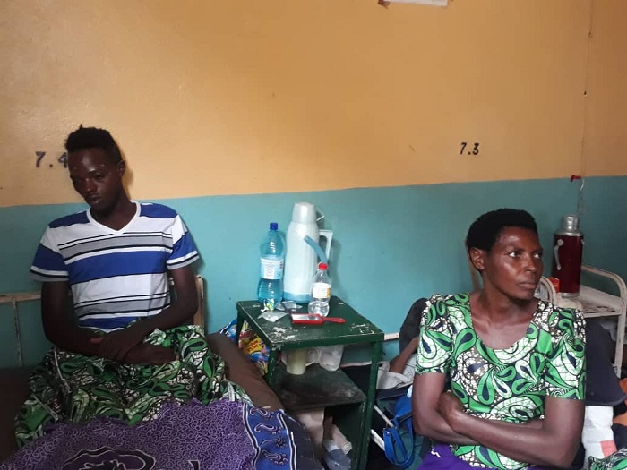 Umubyeyi wa Abijuru, Mukamusine Deborah, aravuga ko ari umupfakazi w'umukene ku buryo ngo yabuze amafaranga yo kwishyura ibitaro