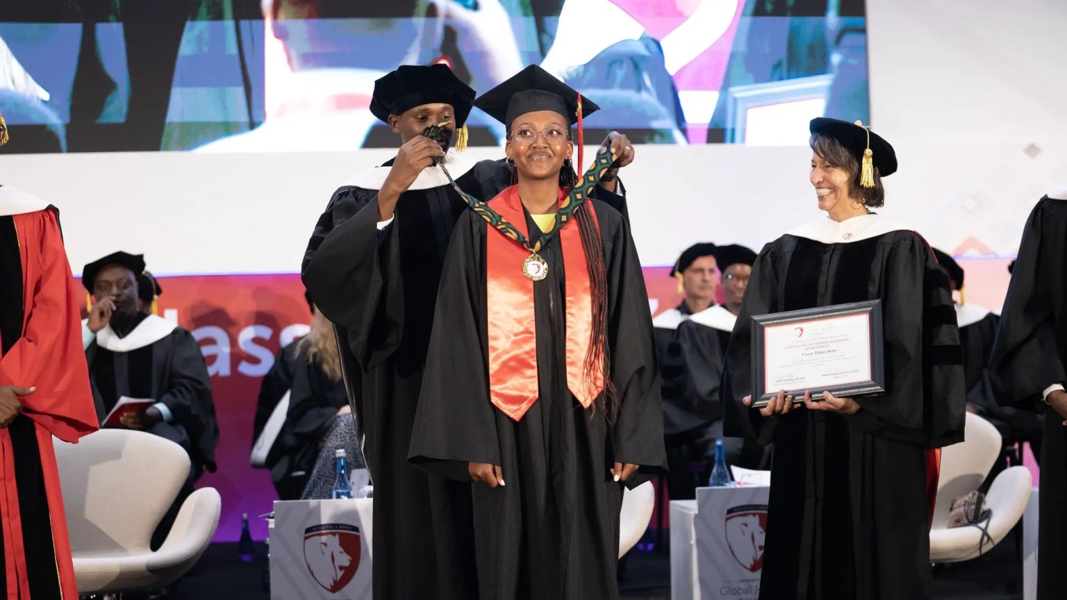 Ababaye indashyikirwa bashimiwe mu buryo bwihariye, bambikwa imidali