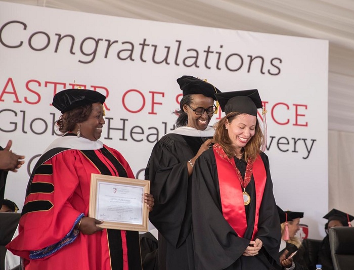 Madame Jeannette Kagame yambitse umudari w'ishimwe Christina Renee Gallagher, umwe mu banyeshuri babaye indashyikirwa