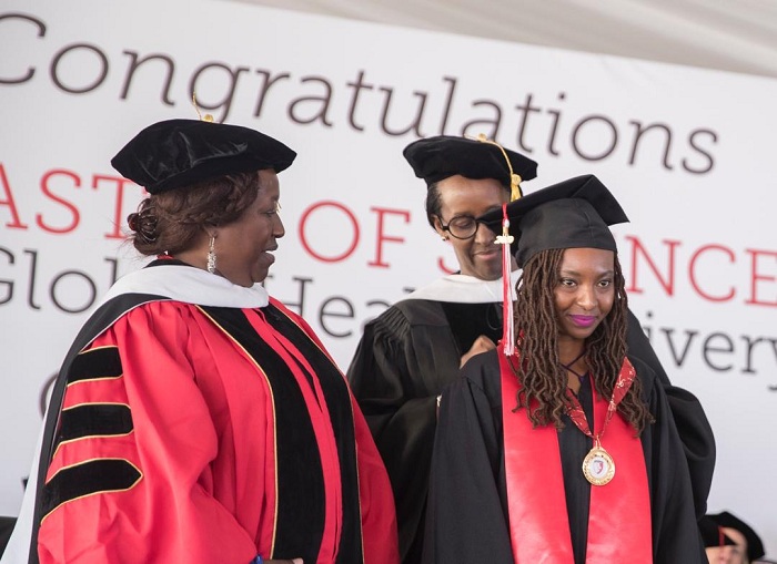 Undi munyeshuri witwa Claire Kimilu wabaye indashyikirwa na we yambitswe umudari w'ishimwe na Madame Jeannette Kagame