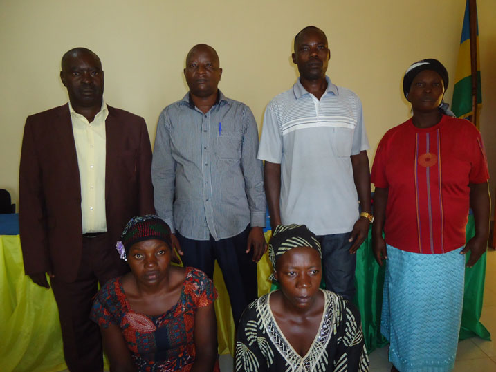 Ugirashebuja Remy (ibumoso) n'abandi batorewe kuyobora impuzamakoperative y'abarobyi biyemeje guhashya ubwumvikane buke bwayirangwagamo.