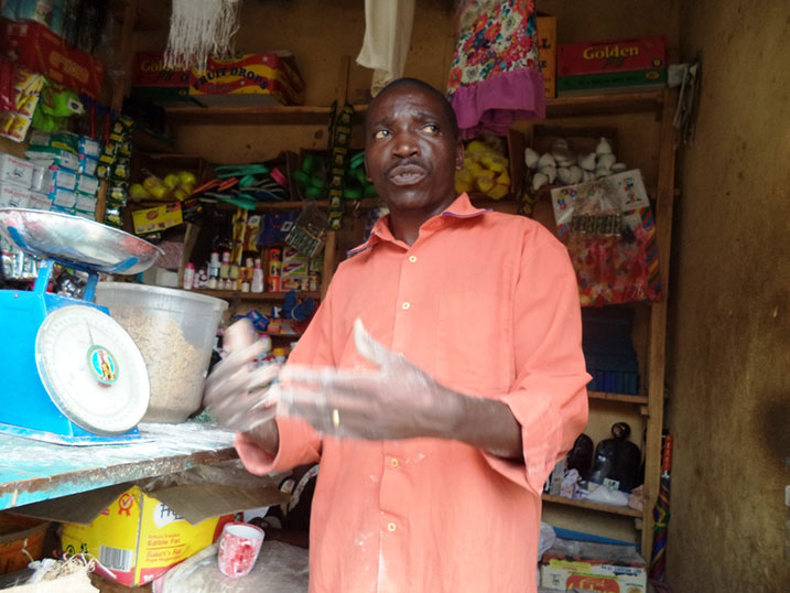 Uhagarariye abacuruzi ngo ntazi impamvu ubuyobozi butabakemurira ikibazo kandi bakizi.