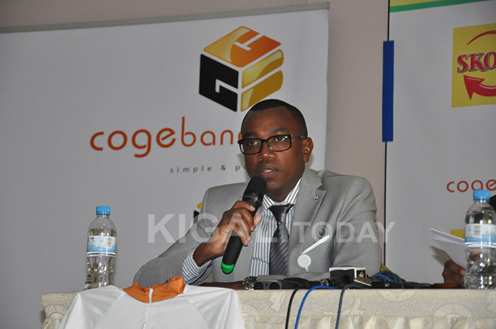 Uwari uhagarariye Cogebanque mu kiganiro n'abanyamakuru.