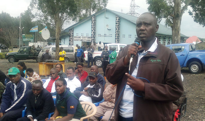 Umuyobozi w'Ibiro by'Abinjira n'Abasohoka mu Ntara y'Amajyaruguru abayobozi b'inzego z'ibanze gukoresha ikaye y'abanjira n'abasohoka y'umudugudu mu rwego rwo guhangana n'ikibazo cy'icuruzwa ry'abantu.