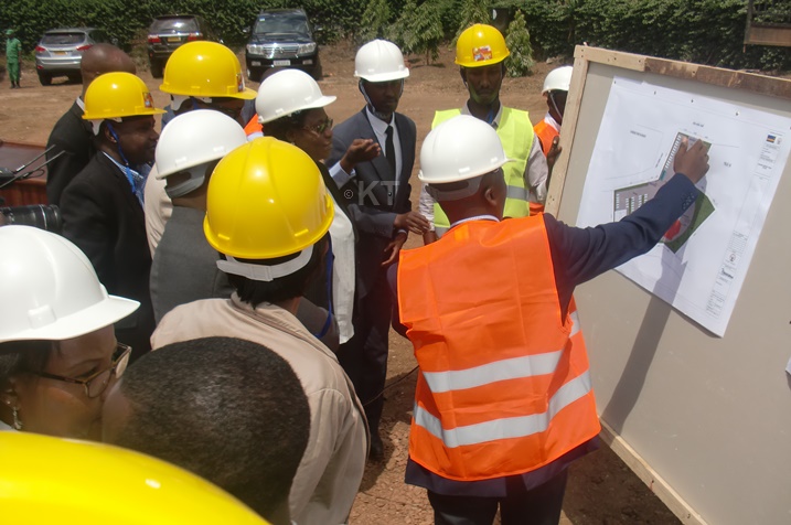 Uhagarariye sosiyete izubaka iyi nzu asobanurira abayobozi igishushanyo cyayo.