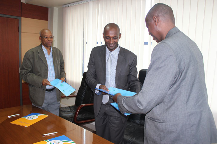 Uhereye ibumoso: Mugabo Damien RCA, Richard Tusabe RRA na Katabarwa Augustin NCCR.