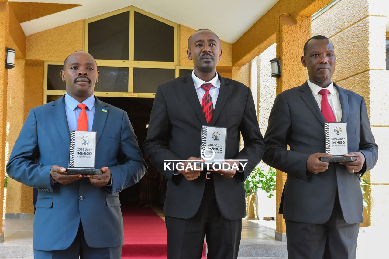 Uhereye ibumoso, Umuyobozi w'Akarere ka Musanze kabaye aka kabiri, uw'Akarere ka Rwamagana kabaye aka mbere n'uw'Akarere ka Huye kabaye aka gatatu mu mihigo