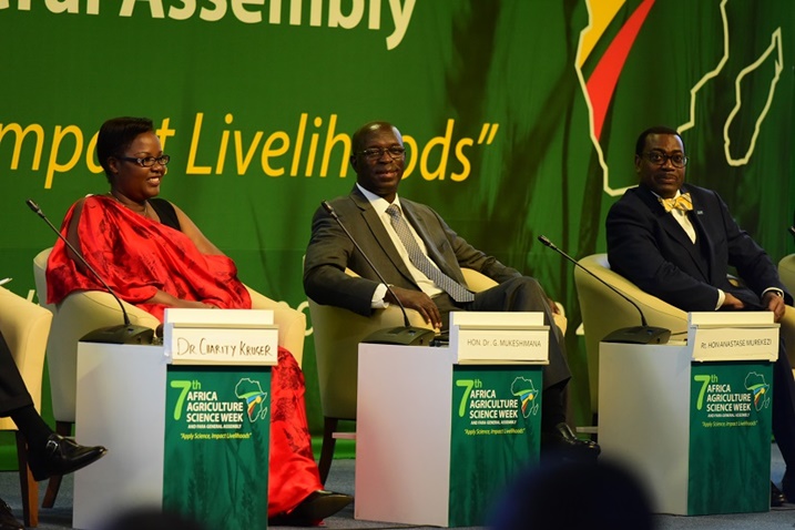 Uhereye ibumoso: Minisitiri w'Ubuhizni n'Ubworozi, Dr Mukeshimana Geraldine, Minisitiri w'Intebe Anastase Murekezi na Perezida wa BAD, Akinwumi Adesina.