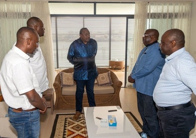 Uhuru Kenyata aganira n