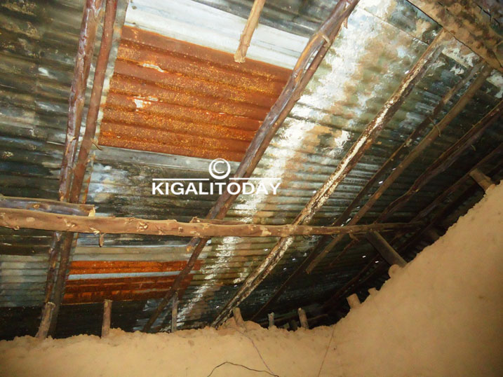 Uko ni ko igisenge cy'inzu kimeze imbere.