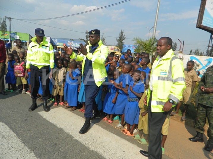 Ukuriye Polisi yereka abanyeshuri inzira y
