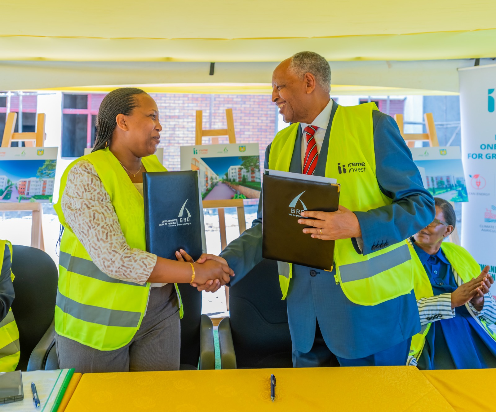 Kampeta Sayinzoga na Prof Rwigamba Balinda bagiranye amasezerano