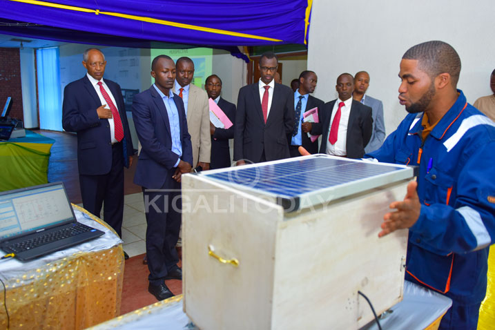 Iki ni kimwe mu gikorwa abanyeshuri biga amashanyarazi bakoze gifasha abantu gusharija telefoni hifashishijwe ingufu zikomoka ku mirasire y'Izuba