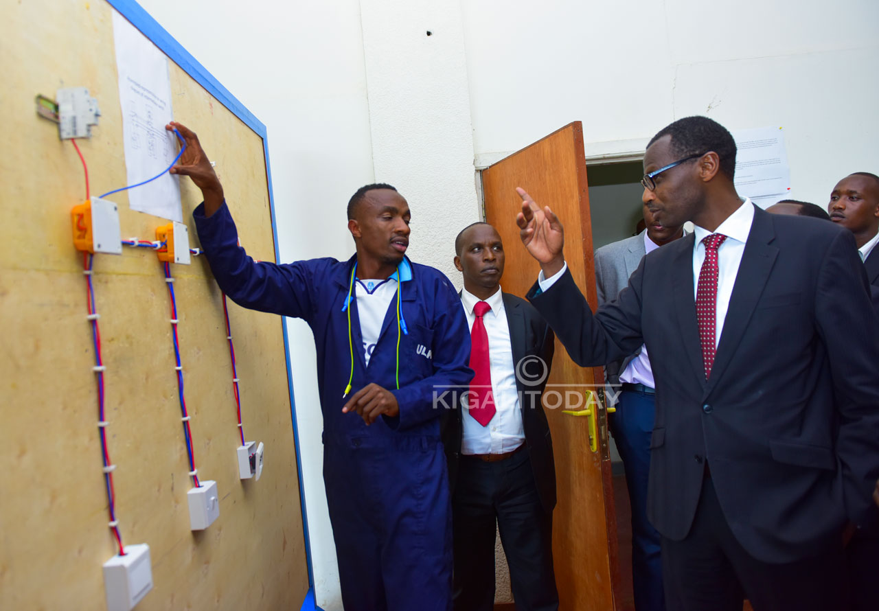 Minisitiri w'Uburezi Dr Musafiri yeretswe ibijyanye n'amashanyarazi abanyeshuri biga