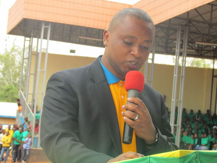 Umunyamabanga wa Leta muri MINEDUC yijeje abarimu ko icyifuzo cya Super market kigiye kwigwaho.