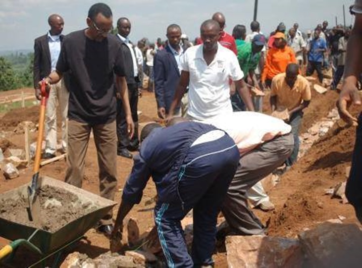 Perezida Kagame mu muganda wabereye i Masaka, yubakiye abatishoboye.