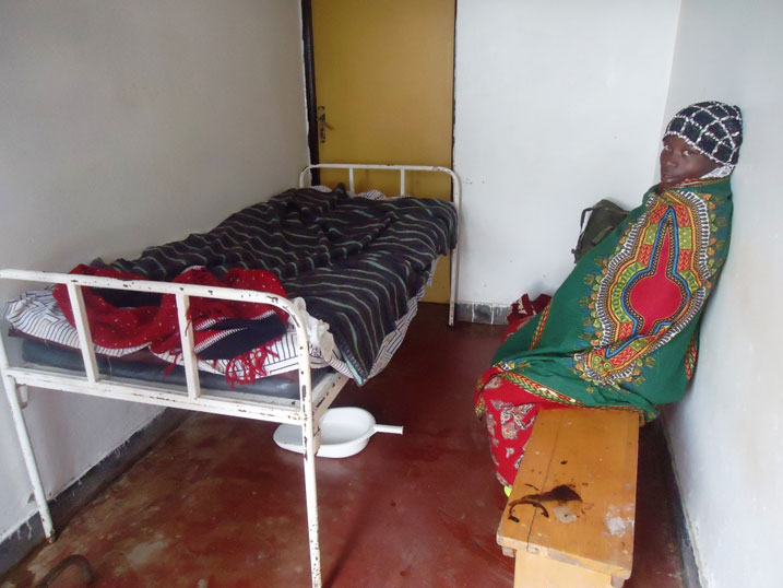 Umubyeyi utwite ategereza igihe mugenzi we abyarira kubera igitanda kimwe babyarizaho.