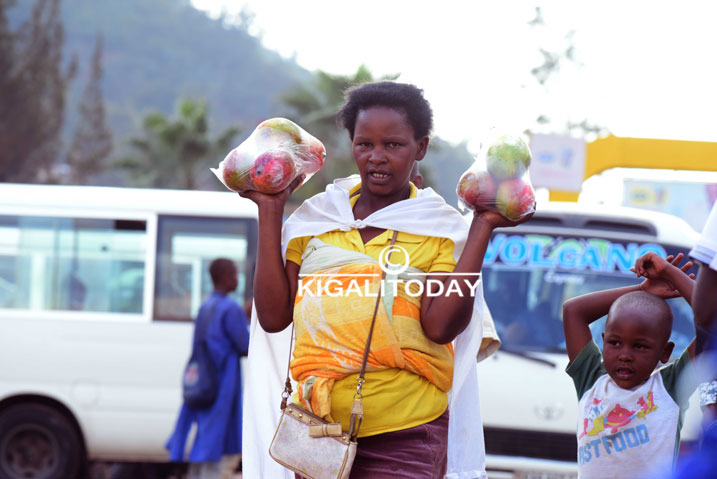 Umubyeyi ntasiga abana be mu gushaka amaramuko.