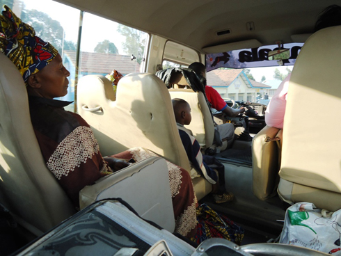 Yasinziriye mu modoka akangutse asanga bamwibye telefone ye.